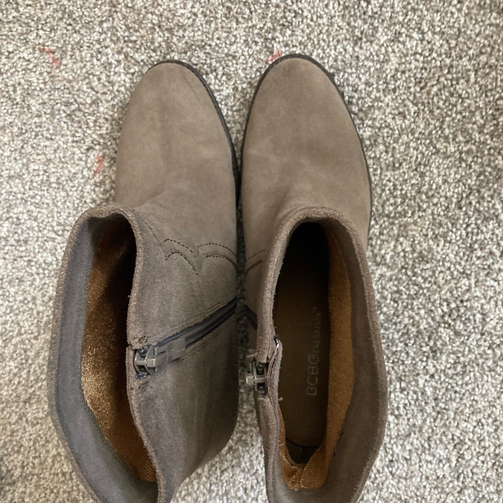 Nwot Nice Pair Of Boots. Grey With Little Heel. - image 1